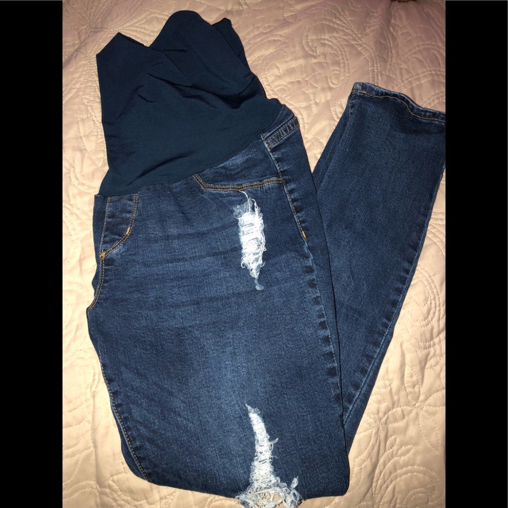 Maternity ripped jeans ❤️